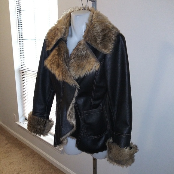 Sold/ Attention Faux Fur Coat - Picture 4 of 8